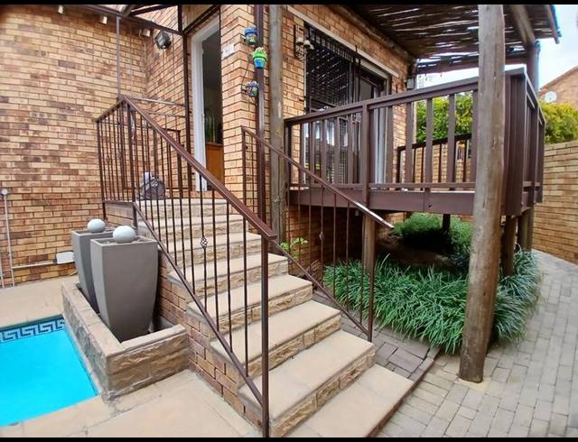 3 BEDROOM TOWNHOUSE FOR SALE IN HONEYDEW RIDGE